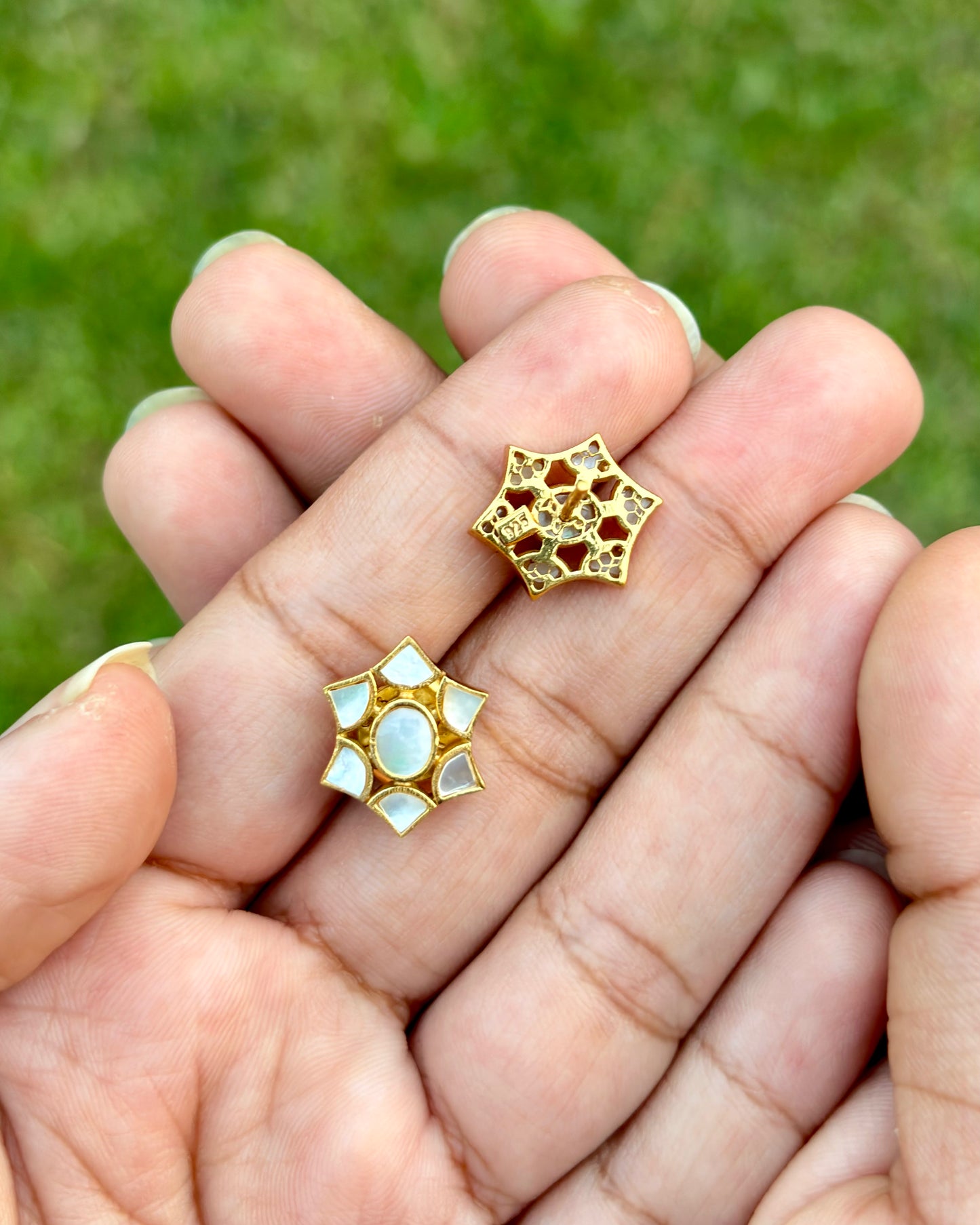 Mother of Pearls Stud earrings in gold plated silver.