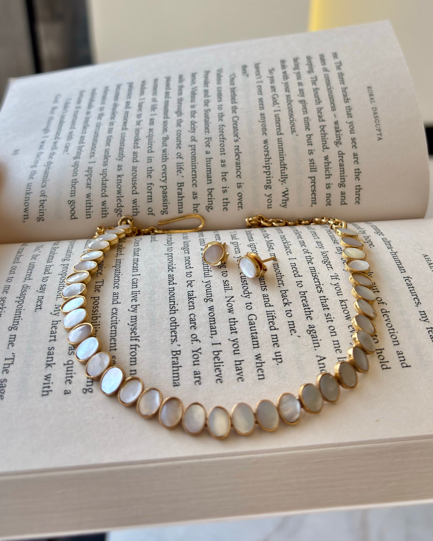 Arka Mother of Pearls Choker Set